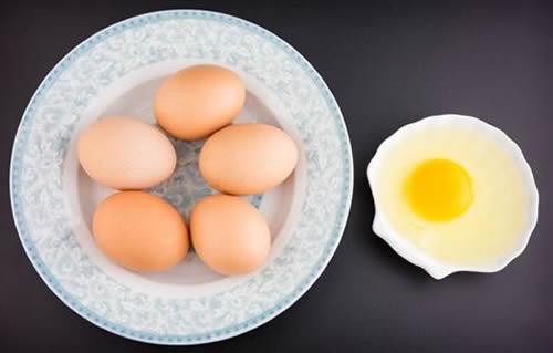 喉咙痛可以吃鸡蛋吗 扁桃体发炎喉咙痛可以吃鸡蛋吗