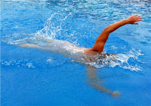每天游泳一小时能减肥吗（坚持每天游泳一小时能减肥吗）