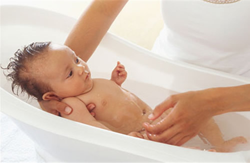 婴儿洗澡水温多少合适 三个月婴儿洗澡水温多少合适