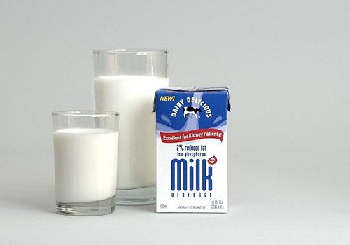 喝过期牛奶中毒症状 喝过期牛奶食物中毒