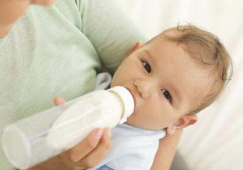 婴儿吃奶呛到咳嗽怎么办（宝宝吃奶呛着咳嗽怎么办）
