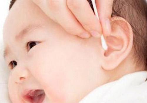 洗澡时耳朵进水了怎么办 10个月宝宝洗澡时耳朵进水了怎么办