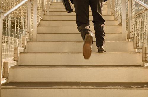 爬楼梯减肥的正确方法 爬楼梯减肥的正确方法上楼梯还是下楼梯