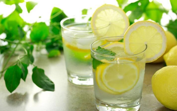 喝水的正确方法 减肥期间喝水的正确方法
