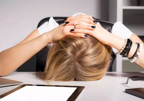 经期头痛是怎么回事（经期头痛是怎么回事吃维生素E胶囊吗?）