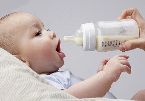 宝宝吐奶是不是吃太饱了 宝宝吐奶是因为吃太饱了吗