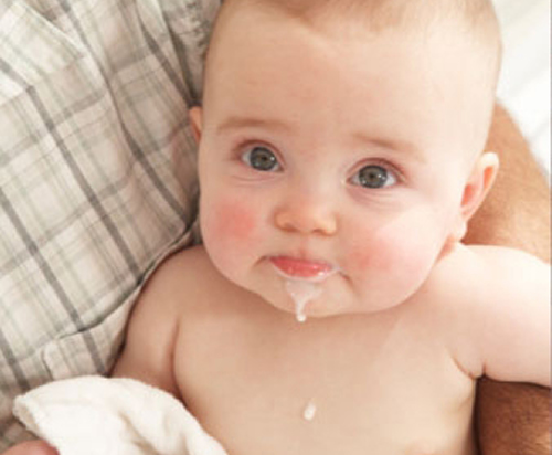 婴儿吐奶怎么办 一个月不到的婴儿吐奶怎么办