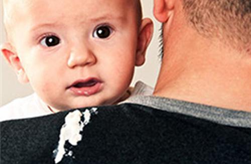 宝宝吐奶厉害的原因 宝宝吐奶厉害的原因是什么