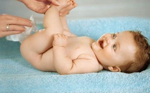 怎么判断宝宝是否腹泻 怎么判断宝宝腹泻是受凉还是细菌感染