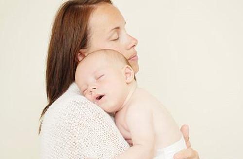 长时间抱宝宝的危害 婴儿抱久了会影响吗