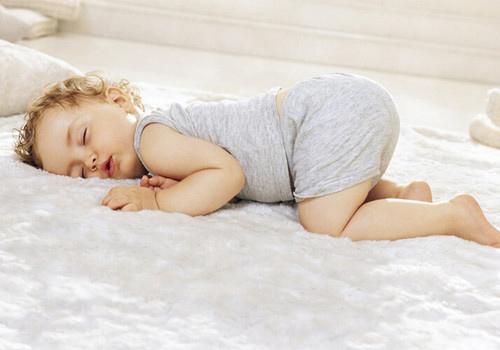 宝宝睡觉为什么总是踢被子（小孩睡觉为什么老是踢被子）