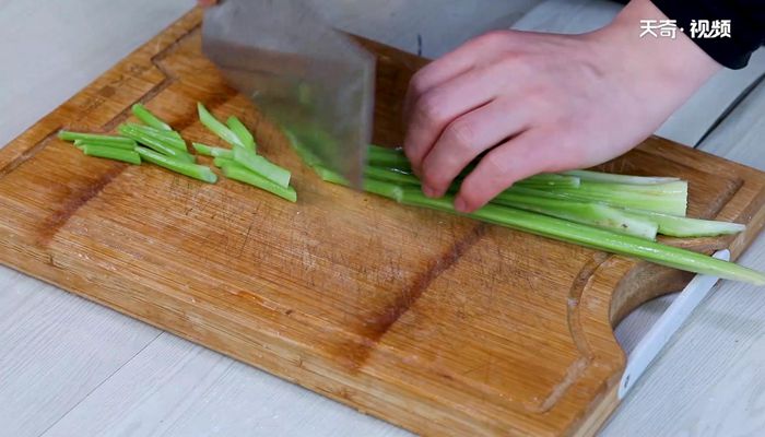 芹菜炖干豆腐的做法  芹菜炖干豆腐怎么做