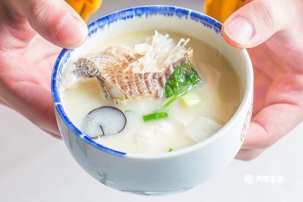 天麻川芎白芷炖鱼头的功效与作用	 天麻川芎白芷炖鱼头的功效与作用禁忌