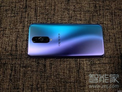 oppor17后盖是玻璃吗