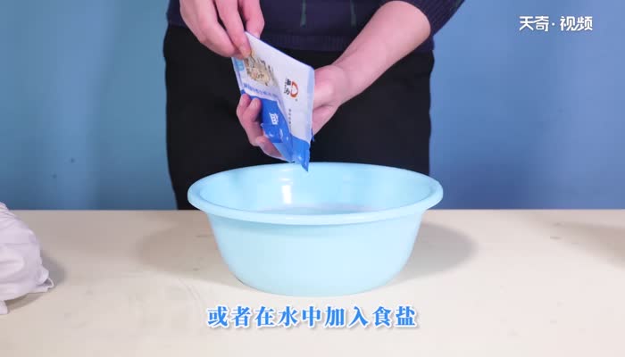 白体恤油渍怎么洗  白色衣物油渍怎么洗