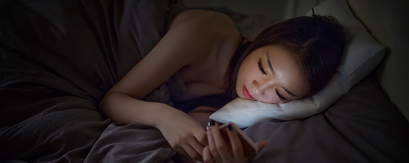 睡着玩手机的危害 晚上睡觉玩手机有什么危害