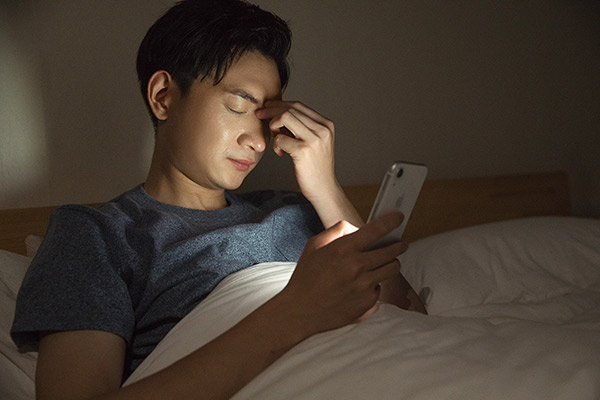 睡着玩手机的危害 晚上睡觉玩手机有什么危害
