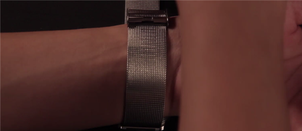 Ticwatch悦动智能手表怎么调整表带
