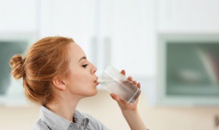 一天喝多少水会水中毒 喝多少水会中毒