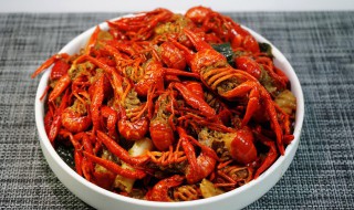 吃小龙虾不能和什么一起吃 哪些食物不能和小龙虾一起吃