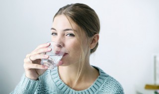 女人每天多喝水有什么好处 女人每天多喝水有哪些好处