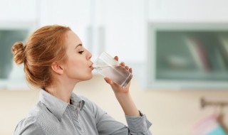 减肥期间晚上能喝水不 减肥期间该怎么喝水