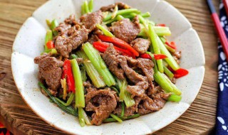 牛肉跟什么炒好吃 芹菜炒牛肉的做法
