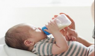 宝宝吃奶太急怎么办 注意宝宝吃奶时的姿势