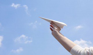如何做纸飞机 这种方法幼儿园孩子都会