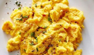 如何制作好吃的无油无水奶香炒鸡蛋 制作好吃的无油无水奶香炒鸡蛋的方法