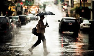 站在飘雨的街头原唱 送给需要的你