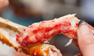 吃螃蟹脚方法 这样吃起来最从容