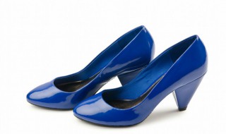 蓝色鞋子配什么颜色裤子 蓝色鞋子搭配哪种颜色的裤子