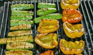 如何做碳烤辣椒 木碳烤青椒的做法分享