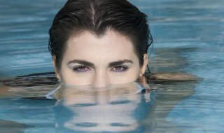 游泳时耳朵进水哪种排水方式更安全有效 游泳时耳朵进水怎么排水