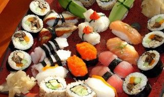 寿司搭配什么好吃 寿司是一种常见的料理，吃起来很方便也好吃