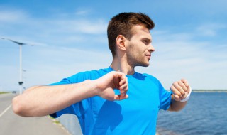 跑步热身拉伸怎么做 跑前热身身体拉伸锻炼方法