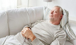 85岁老人一天睡几小时 85岁血压的正常值范围是多少