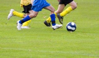 足球合理冲撞技巧 足球合理冲撞技巧和注意事项
