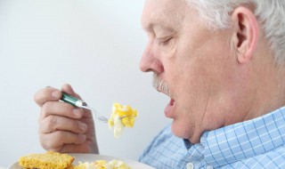 老人吃饭噎是什么原因 应该怎么做呢