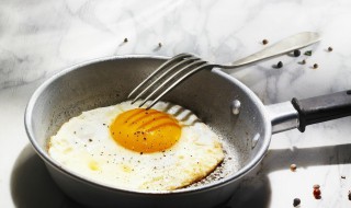 盐煎蛋怎么做 煎鸡蛋如何放盐