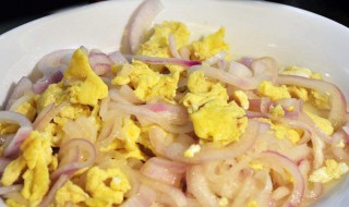 洋葱炒鸡蛋如何做不变色 洋葱炒鸡蛋的做法