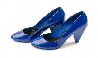 蓝色鞋子配什么颜色衣服裤子 如何搭配蓝色鞋子