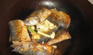 大蒜炖鱼教程 大蒜炖鱼的制作方法