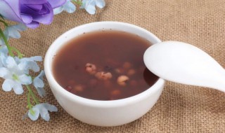 红豆薏米茶熬出来是什么颜色（红豆薏米水熬出来是什么颜色）