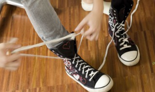 系鞋带的正确方法图解 系鞋带的正确方法