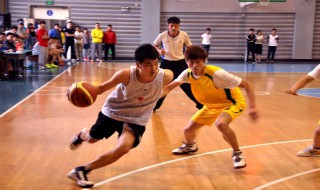 练篮球运球的方法 打篮球运球基本功训练方法