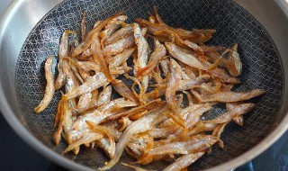 干煸小咸鱼做法步骤 炒小咸鱼干的做法