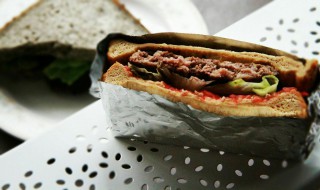 煎牛肉饼三明治怎么做 煎牛肉饼三明治怎么做的
