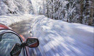 下雪天路面结冰怎么开车 下雪路面结冰开车技巧